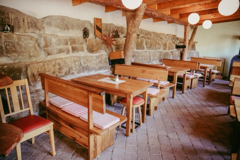 Holztische in der Gaststube
