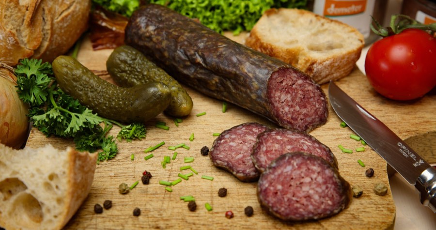 Hausgemachte Salami vom Limpurger Ochsen mit Senf und Essiggurken